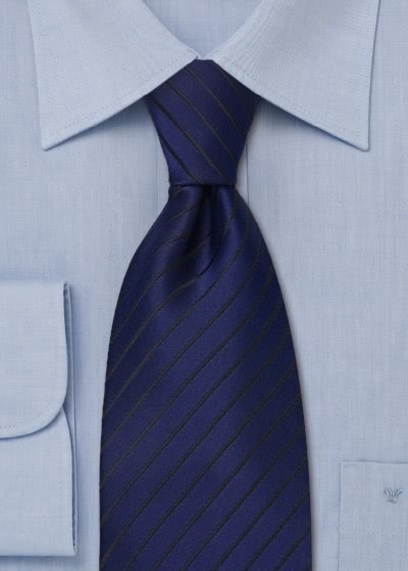 Saphirblaue Krawatte schwarze Streifen
