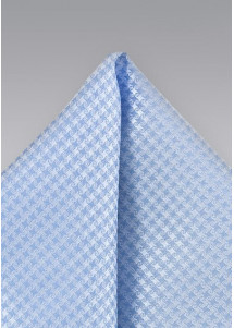 elegantes Einstecktuch in schillerndem Hellblau
