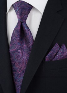 Krawatte mit Paisleymuster in Purpur und Blau im Sakko